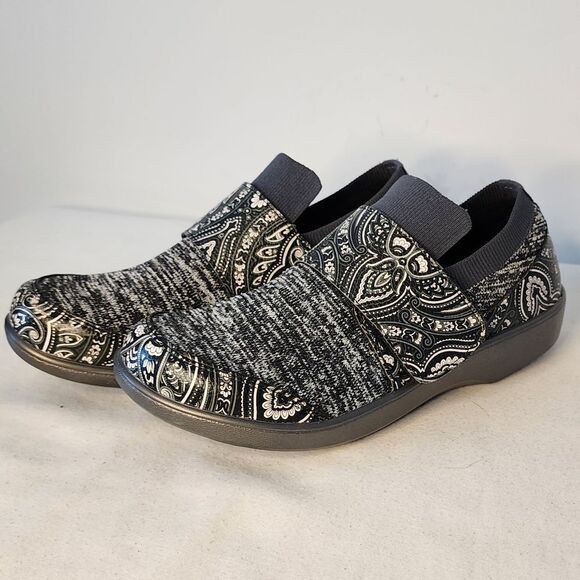 Traq by Alegria Paisley Pattern Knit Fabric Walking Flats Size 37 - Picture 1 of 7